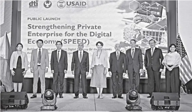  ?? US EMBASSY ?? AMBASSADOR Marykay Carlson (center) and USAID Mission Director Ryan Washburn (third from right), with BSP Governor Felipe Medalla (fourth from left) and Trade Secretary Alfredo Pascual (fourth from right)