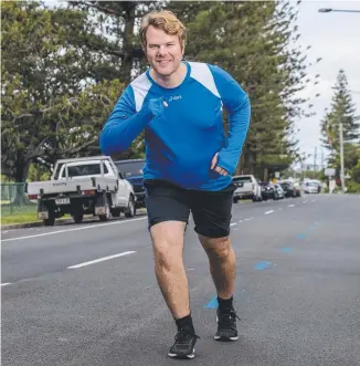  ?? Picture: JERAD WILLIAMS ?? Gold Coast Bulletin journalist Alister Thomson getting ready for the Gold Coast Marathon by running part of the Commonweal­th Games marathon course.