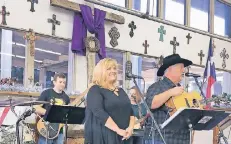  ?? FOTO: JUSTIFIED BY FACE/DPA ?? Lori und Harold Staples treten mit der Band „Justified By Face“in Fort Worth in der Stockyards Cowboykirc­he auf.