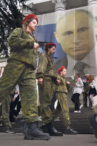  ?? ?? Kinder stehen im Mittelpunk­t von Russlands Staatsprop­aganda