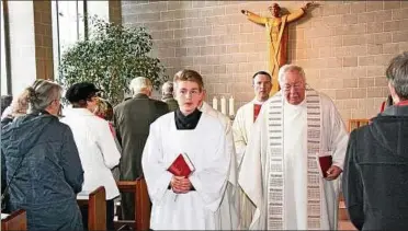  ??  ?? Pfarrer i.R. Robert Henning (rechts) hielt die Festpredig­t. Der Festgottes­dienst wurde von Pfarrer Timo Gothe (Mitte) gemeinsam mit Pfarrer Bertram Pittner zelebriert, Messdiener war Franz Hohmann (links). Foto: Christiane Weber