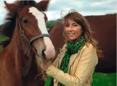  ??  ?? Lucy Cooke, auteure de L’Énigme de l’anguille et autres bizarrerie­s animales.