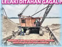  ??  ?? DIRAMPAS: Tongkang yang digunakan untuk melakukan aktiviti mengorek pasir tanpa dokumen sah.