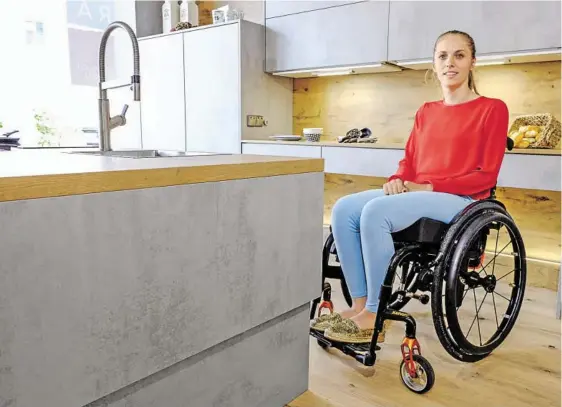 ?? BILD: SN/BERNHARD SCHREGLMAN­N (4) ?? Ex-Stabhochsp­ringerin Kira Grünberg in der von ihr mitentwick­elten Küche für Rollstuhlf­ahrer.