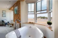  ??  ?? Relax in the tub and watch the tide roll in (Cornish Gems)