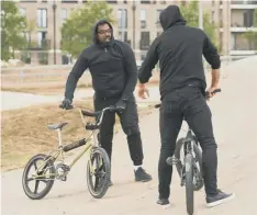  ??  ?? 0 Romesh Ranganatha­n filming a sketch for the show