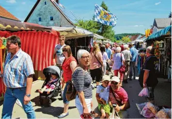  ??  ?? Die Gassen auf dem Kellmünzer Markt waren voll von Besuchern.