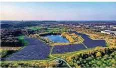  ??  ?? Einen Solarpark betreibt der Energiever­sorger ENNI im Mühlenfeld in Neukirchen-Vluyn. Auch damit soll die Energiewen­de vorangebra­cht werden.