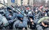  ?? REUTERS ?? Police clash with protesters in Moscow.