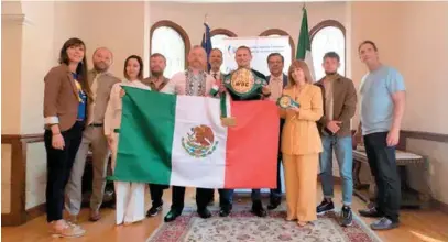  ?? FOTO: ?? EMOTIVO. Posaron con la bandera de México, y con el cinturón que el púgil ucraniano.
CORTESÍA