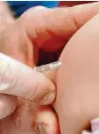  ?? Foto: dpa ?? Mit einer Spritze kann man sich gegen manche Krankheite­n schützen lassen. Das nennt man Impfung.
