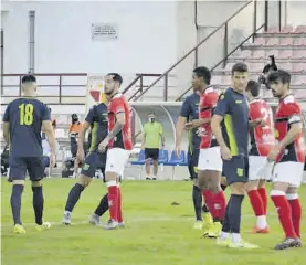  ??  ?? Los jugadores de Miajadas y Mérida durante el partido de ayer.