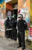 ?? Foto: dpa/Maurizio Gambarini ?? Polizisten in der Rigaer Straße