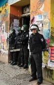  ?? Foto: dpa/Maurizio Gambarini ?? Polizisten in der Rigaer Straße
