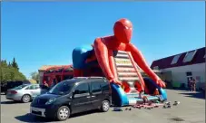  ?? ?? Un Spiderman géant de 20 m a fait la joie des plus grands