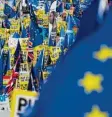  ?? Foto: dpa ?? Lauter Europafahn­en waren bei einer Demonstrat­ion in London zu sehen. Die Menschen wünschen sich: Großbritan­nien soll in der EU bleiben.