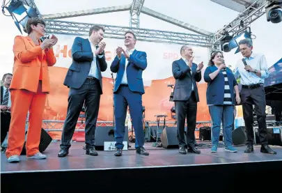  ?? Picturedes­k/Bernd Elmenthale­r ?? Andreas Babler beim Hoffest der SPD, umringt von deutschen Parteigran­den.