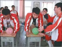  ?? ZHANG ZHENGYOU / VCG ?? Above right: Seniors play a game to relieve exam stress in Donghai county, Jiangsu province.