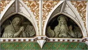  ??  ?? Im Ahnensaal des Schlosses befinden sich auch die Porträts der Heiligen Elisabeth und ihres Mannes, Ludwig IV. Das Foto ist bereits fünf Jahre alt. Die Bilder sind inzwischen weiter verfallen.