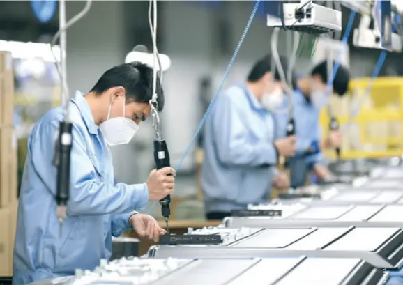  ??  ?? Skyworth Group Co. workers in a workshop in Guangzhou, south China’s Guangdong Province, on February 10
