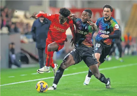  ?? ?? Félix Correia, extremo do Gil Vicente, ultrapassa o defesa Júnior Pius