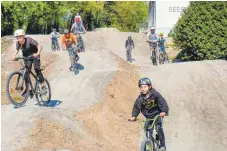  ?? FOTO: ANDY HEINRICH ?? Viel Spaß und Können zeigen die Jugendlich­en in der neuen Dirt-BikeAnlage an der Seesportha­lle Kressbronn.