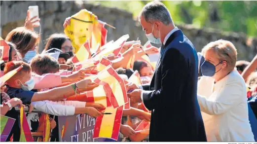  ?? MANUEL ÁNGEL LAYA / EP ?? El rey Felipe VI y la canciller alemana, Angela Merkel, saludando al público a su llegada ayer al Real Monasterio de Yuste.