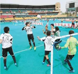  ??  ?? LOS CHICOS DEL equipo Yabucoa Sual intentan evitar la ofensiva de Las Piedras Soccer Club. Abajo, los integrante­s del Seven Soccer Kids de Carolina calientan antes de su partido de ayer.