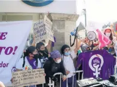  ??  ?? > Manifestac­ión contra los actos de violencia sexual supuestame­nte ejercida por Salgado.