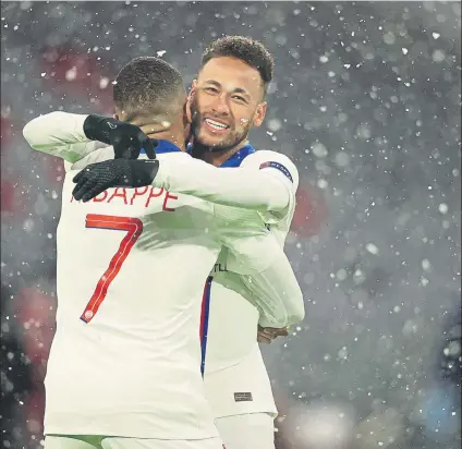  ?? FOTO: GYI ?? Mbappé-neymar, tándem letal Tras su ‘hat trick’ al Barça, el joven crack francés marcó dos goles, lleva 8 y está a solo dos de Haaland