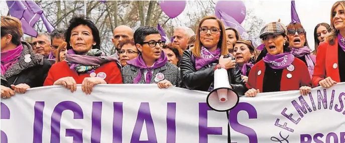  ?? ?? ¿Pierde fuerza el impulso feminista por la división en dos marchas? ¿Por qué no se unen todas detrás de las mismas pancartas y proclamas? ¿Qué opinan de la ‘ley Trans’? ¿Qué les sugiere el término ‘terf’? ¿Son abolicioni­stas o regulacion­istas: cuál es su posición sobre la prostituci­ón?