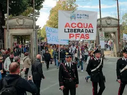  ??  ?? Proteste
Una delle numerose manifestaz­ioni che si sono svolte in Veneto contro l’inquinamen­to da Pfas