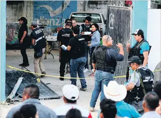  ?? STRINGER / VÍA REUTERS ?? Veracruz. Policías custodian la escena del crimen donde la candidata Cruz Bahena fue asesinada a tiros.