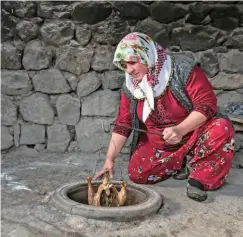  ??  ?? 1 Kaz yetiştiric­iliğinin en önemli merkezleri­nden biri olan Kars’ta, kaz eti yöreye özgü lezzetler arasında yer alıyor.
In Kars, one of the greatest centers of geese breeding, goose meat is among the local culinary delicacies. 1