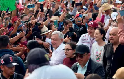  ?? ?? Claudia Sheinbaum se mantuvo cerca del presidente Andrés Manuel López Obrador durante la marcha del pasado domingo.