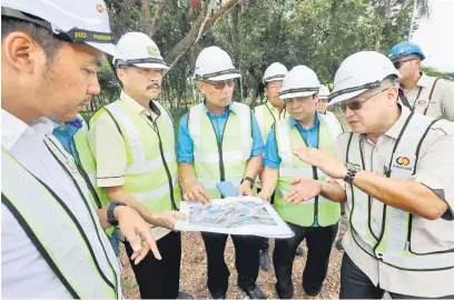  ??  ?? BERJALAN LANCAR: Julaihi (tiga kanan) dan Dr Jerip (dua kanan) diberi taklimat mengenai projek laluan bawah tanah di Bulatan Abang Kipali Abang Akip di Petra Jaya.