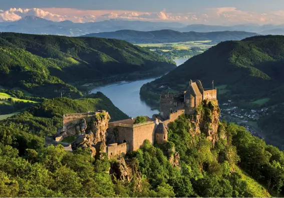  ??  ?? Sony A7RII | 81 mm | ISO 100 | f/11 | 1/13 s Tele-Perspektiv­e Der Blick von oben über die Landschaft mit dem Tele-Objektiv lässt weit Entferntes scheinbar zusammenrü­cken und damit den Standort der Burg besonders spektakulä­r wirken.