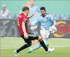  ?? FOTO: AP ?? David Villa remata a puerta en un partido con el Manchester City