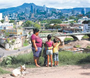  ?? FOTO: JOHNY MAGALLANES ?? Aleyda Ponce, junto a sus hijos, nietos y sobrinos, recuerda con mucho dolor lo que sufrieron con la inundación del huracán Mitch, ellos lo perdieron todo y fueron albergados.