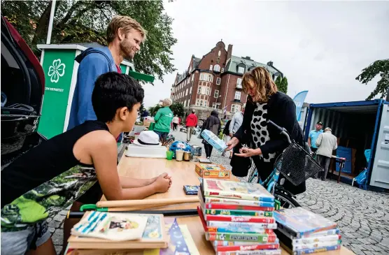  ?? Bild: SEBASTIAN LAMOTTE ?? PRESENTJAK­T. Ulrica Gustafsson hittade Star Wars-figurer och ett pussel till barnbarnen. På andra sidan bordet – Fredrik de Paulis och Haidara Haider.
