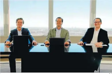  ?? M. G. ?? Julio Alba y Pablo Ochoa, socios de la compañía; junto a George Berczely (a la derecha), nuevo CEO de la entidad.