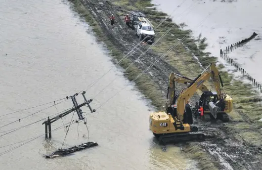  ?? JOHN COWPLAND/ALPHAPIX ?? Crews from Unison work to get power back to Napier in the wake of Cyclone Gabrielle.