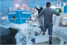  ??  ?? French fishermen throwing rocks and missiles at an English vessel