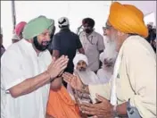  ??  ?? CM Capt Amarinder Singh greeting a representa­tive of the ‘sant samaj’ at a meeting in Sultanpur Lodhi on Monday. HT PHOTO