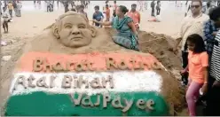  ??  ?? Sand artist Laxmi Gaud pays tribute to late former PM Atal Bihari Vajpayee at Juhu Beach.