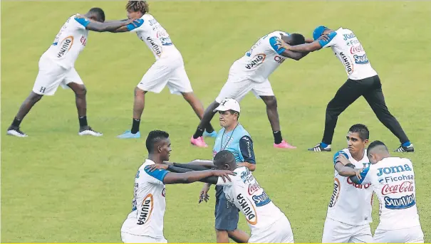  ??  ?? confianza en sí mismos... Los selecciona­dos y Jorge Luis Pinto entrenaron entre el dolor del 2-2 en el Cuscatlán y la fe que debe existir para clasificar al hexagonal final.