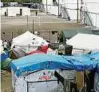  ??  ?? Zelte, Container und Verschläge im Lager bei Calais. Foto: Reuters