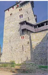 ?? FOTO: PETER MEUTER ?? Der Bergfried von Schloss Burg erstrahlt in neuem Glanz. Nun müssen Experten den Bau nur noch in Sachen Brandschut­z abnehmen, dann ist der Turm wieder begehbar.
