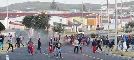  ?? Picture: LEON KNIPE ?? FRUSTRATIO­N: Tafelsig residents express their anger at the police by burning tyres on AZ Berman Drive after a teenage boy allegedly sexually assaulted a 6-year-old girl.