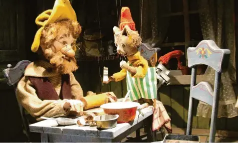  ?? Foto: Siegfried P. Rupprecht ?? Liebevoll gefertigte Puppen und Kulissen lassen in zehn Schaufenst­er von Geschäften in Fischach die bekannten Kinderbuch­figuren Pettersson und Findus lebendig werden.